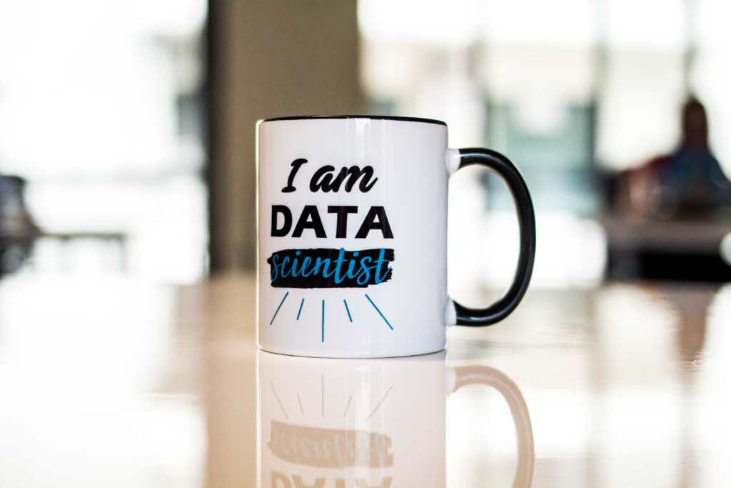 Una fotografía con una taza que dice "I am Data Scientist"
